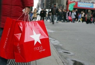 NEW YORK – DECEMBER 27: A post-Christmas shopper holds Macy’s bags as other shoppers cross Seventh Avenue December 27, 2006 in New York City. Retailers are hoping that after-Christmas shoppers will help them regroup after a somewhat disappointing holiday shopping season thus far. (Photo by Mario Tama/Getty Images)