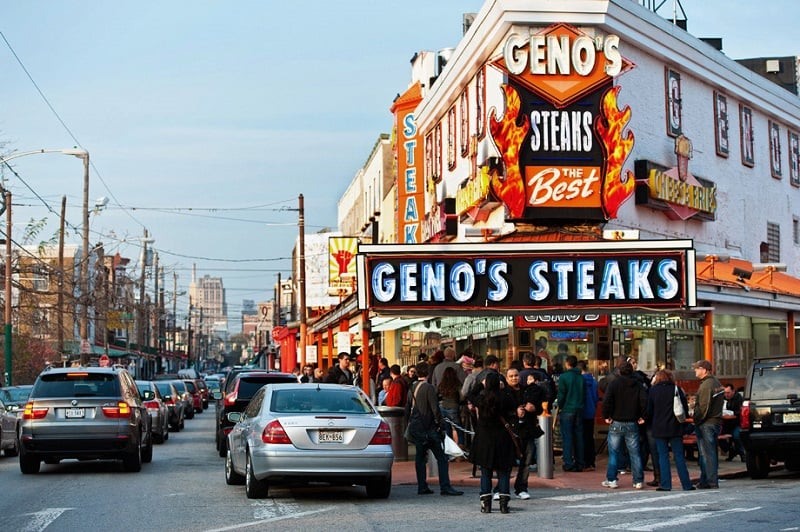 Comer o Philly Cheese Steak no Geno's Steaks e no Pat's King of Steak na Filadélfia