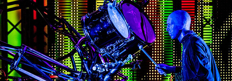Música e bateria no show do Blue Man Group em Nova York
