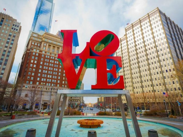 Letreiro LOVE na Filadélfia