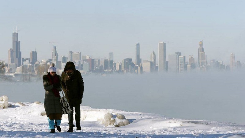 Pessoas andando na neve em Chicago