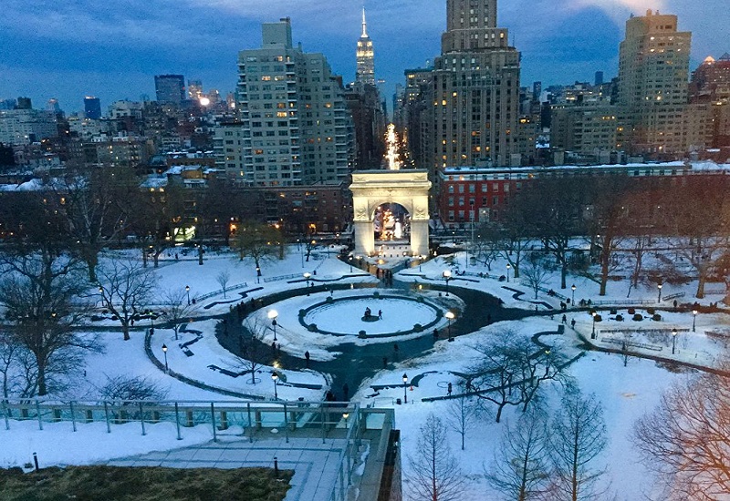 Parque Washington Square Park coberto por neve