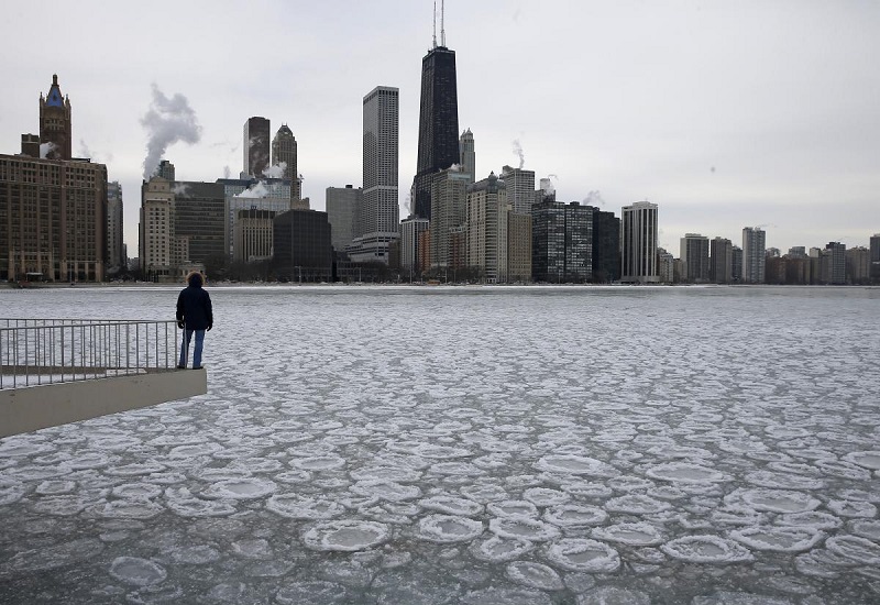 Rio congelado no inverno em Chicago