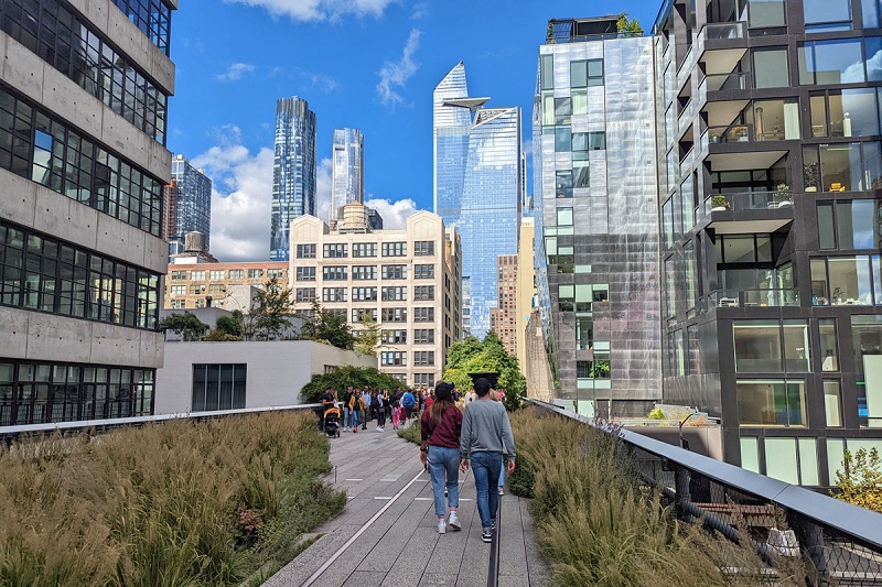 Contraste entre os prédios e o High Line em Nova York