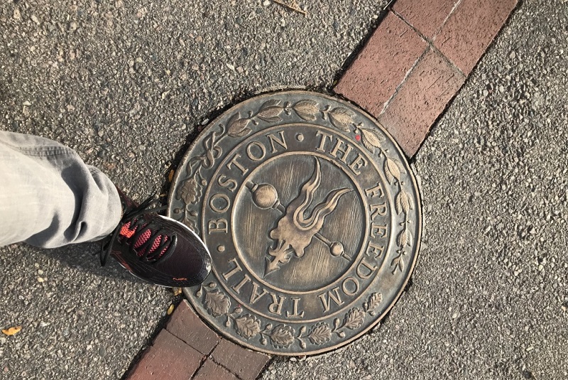 Marca no chão da The Freedom Trail em Boston