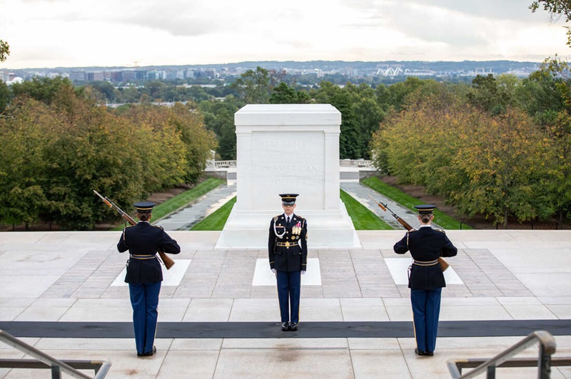 Guardas no Cemitério Nacional de Arlington perto de Washington
