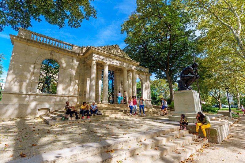Pessoas no Museu Rodin na Filadélfia