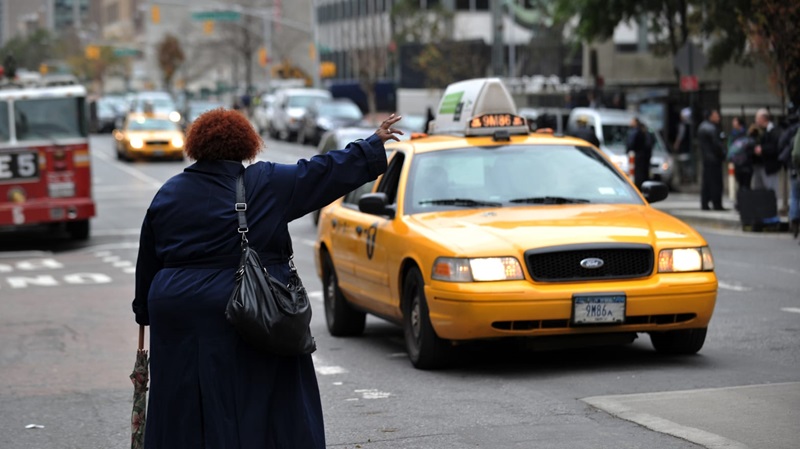 Mulher acenando para táxi em Chicago